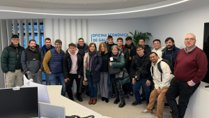 La Oficina Económica de Galicia recibe la visita de los alumnos de diseño, mueble y carpintería del IES de Melide