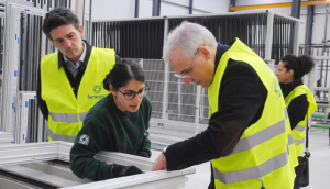 Conde pone a Fenestra como ejemplo de PYME que invierte en equipación y energías renovables para adaptarse al contexto actual